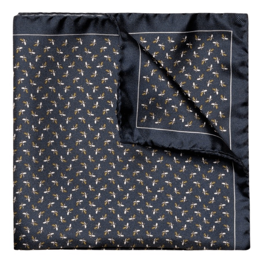 One of our most versatile pocket squares that works with any outfit. Printed on a twill weave silk that gives a nice draping and can easily be folded in different shapes. The timeless pattern and the classic color palette make it easy to match with any suit jacket. Made in Italy. Measurements 33 x 33 cm / 13 x 13.