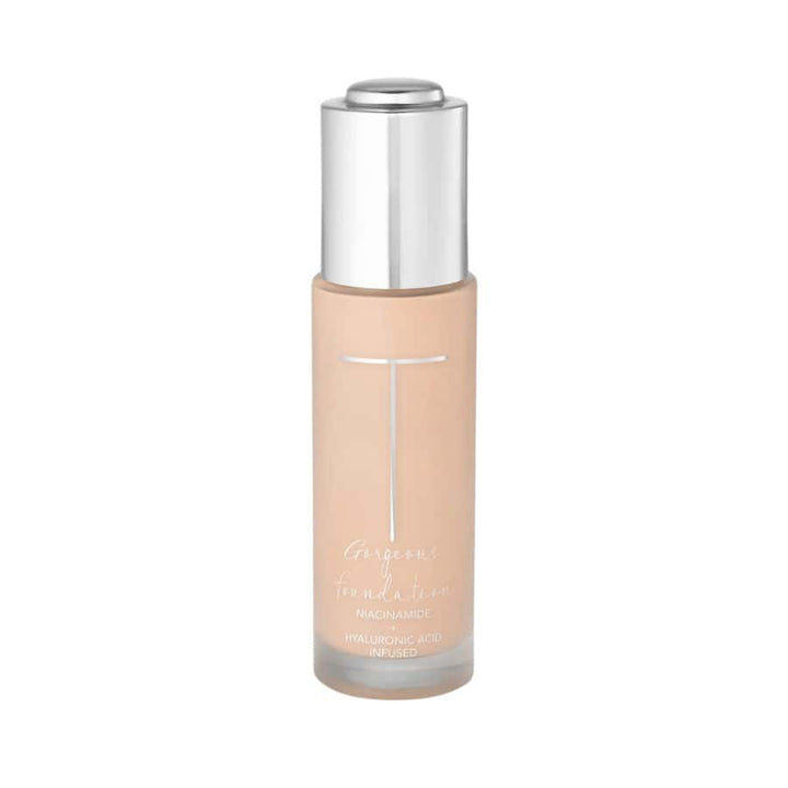 Trish McEvoy's hybrid skin perfecting, radiance enhancing, foundation delivers a flawless second skin finish. This buildable coverage foundation minimizes the look of imperfections as it delivers an all-day natural radiant finish.