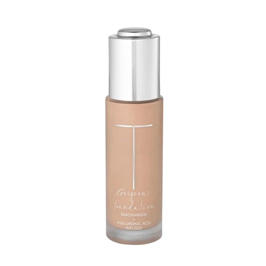 Our hybrid skin perfecting, radiance enhancing, foundation delivers a flawless second skin finish. This buildable coverage foundation minimizes the look of imperfections as it delivers an all-day natural radiant finish.