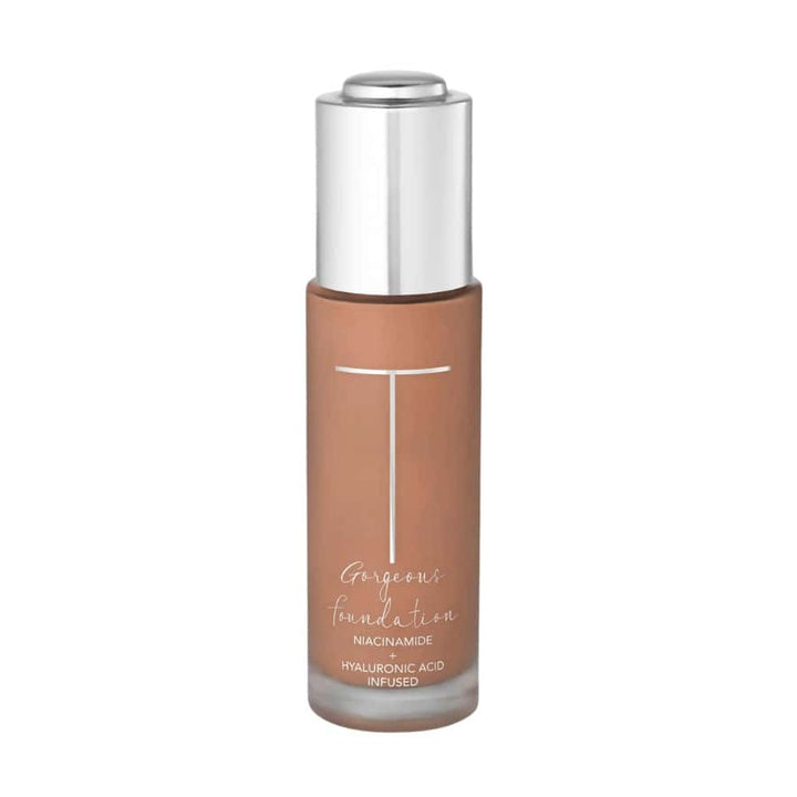 Trish McEvoy's hybrid skin perfecting, radiance enhancing, foundation delivers a flawless second skin finish. This buildable coverage foundation minimizes the look of imperfections as it delivers an all-day natural radiant finish.