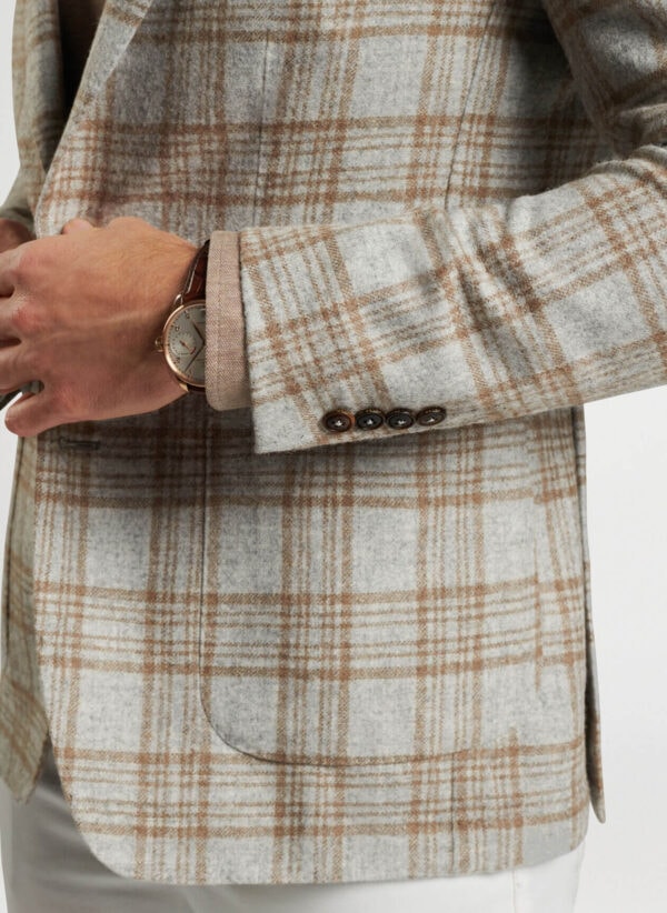 Made from an incredibly soft blend of baby alpaca and wool from Italy, this soft jacket adds a unique seasonal element to any look. A hint of stretch, natural shoulder and half-lined interior allow for easy mobility and comfort. Detailed with a notched lapel, barchetta chest pocket and teardrop buttonholes. Finished with a hand-tacked lapel pin and genuine Italian horn buttons.