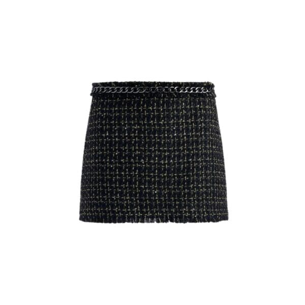 A barely-there mini skirt that feels so right for right now. This includes chain trim and a luxe tweed. Add a cute crop top or a T-shirt and you're the chicest.