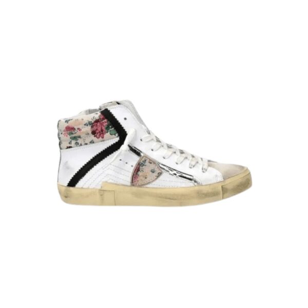 The concept of worn-out as a synonym for craftsmanship finds its highest expression in the PRSX trainers, owing to the intentionally imperfect special sole banding, which was therefore patented by the brand. The PRSX women's high-top model in leather with glitter and floral-print suede details combines a casual attitude with uniquely refined materials.