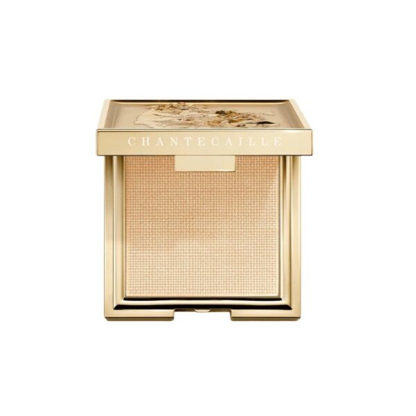 A radiant powder that sweeps a strobe of golden light across the high points of the face.