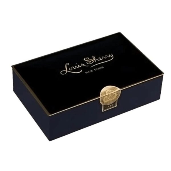 The Grand Dame of Louis Sherry. This luxury gift box features an exquisite selection of 24 truffles and Louis Sherry signature trefoils. A presentation unrivaled – it is an expression of the highest compliments that can be conveyed in a gift of confectionery. A timeless gift that is sure to impress young and old alike.