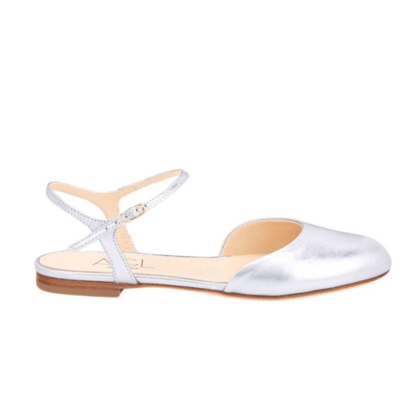 The Milly ballet flat has rounded, graceful lines, a girlish look that contrasts with its rock soul, expressed through its feisty and modern metallic color. Metallic-effect calfskin upper leather sole with non-slip insert 1 cm heel. Regular fit.