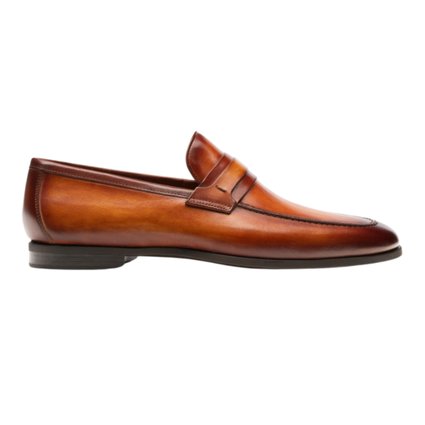 Classic penny loafer design with a leather strap keeper. Línea Flex construction blends our classic Bologna construction with additional features for increased flexibility. With movement like a deconstructed shoe, Línea Flex provides a comfortable option for any occasion.