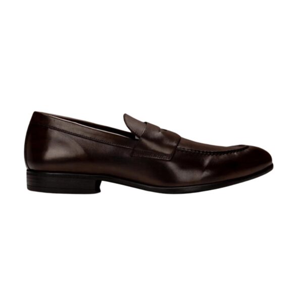 The Cannon penny loafer’s sleek silhouette pairs well with anything in your closet, from jeans to slacks with a button-down shirt to the casual business suit. Hand-colored and finished, the Cannon lends an air of practical sophistication and effortless style. Hand Finished in the U.S. Rubber Sole Penny Loafer.