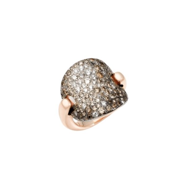Like sand sparkling in the sun, Sabbia's precious pavé of diamonds conjures images of Mediterranean shores, playing sophisticated games of light. RING IN 18K ROSE GOLD WITH 87 BROWN DIAMONDS (≈1.8 CTS) ON BLACK 18K RHODIUM-PLATED ROSE GOLD AND 30 WHITE DIAMONDS (≈0.5 CT) ON 18K WHITE RHODIUM-PLATED ROSE GOLD.