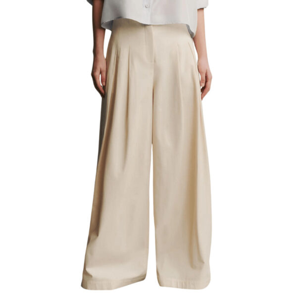 TWP’s signature high-rise, pleated floor-length pants crafted in soft, lightweight cotton gabardine. The Drew features elegant pleats, creating a dynamic silhouette. Complete with side pockets, a zip-fly and a hook fastening at the waistband.