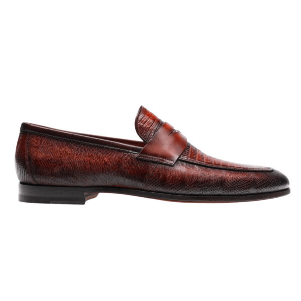 The Vicente Cognac is a classic penny loafer made from our genuine lizard and features Línea Flex construction. Línea Flex blends our classic Bologna construction with additional features for increased flexibility. 