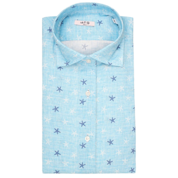 Men’s shirts in fine linen. French collar. The Tiki logo is embroidered on the mouche. Fabric: 100% Linen. Hand wash.